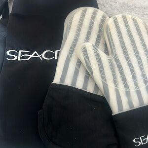 Nice black apron and 2 heavy duty oven mitts.